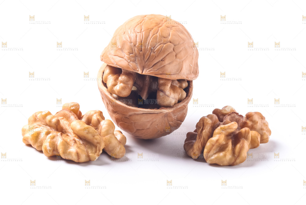 白底上摆放着纸皮核桃