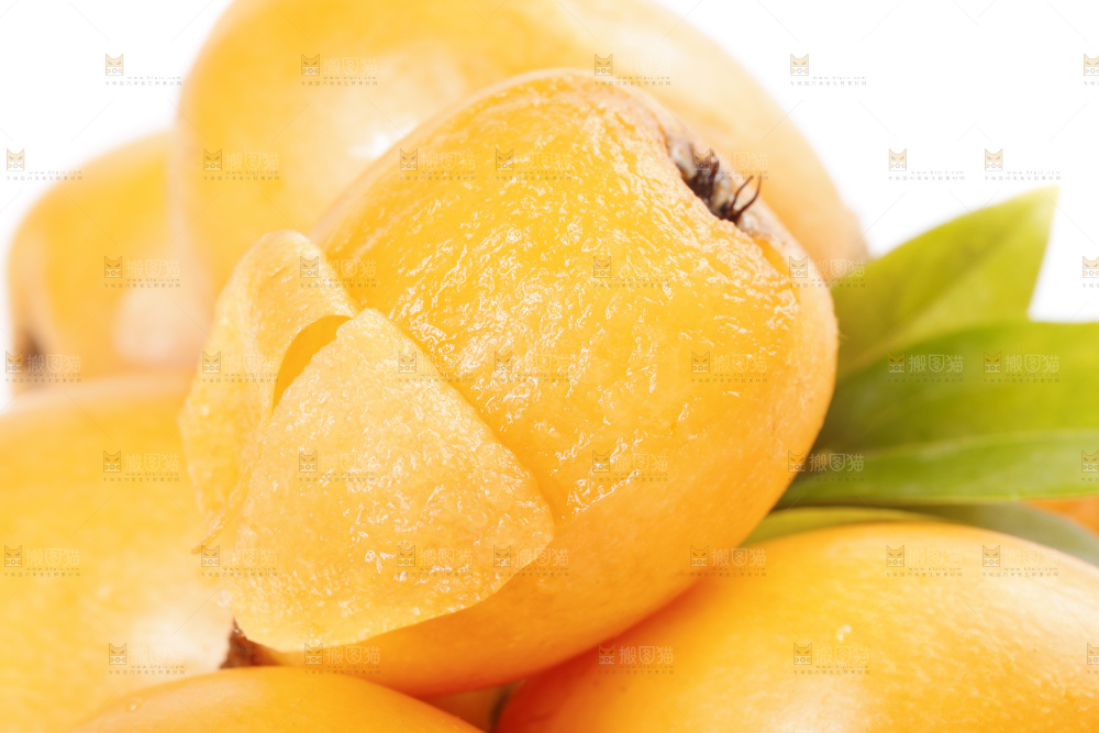 白底上放着攀枝花米易枇杷