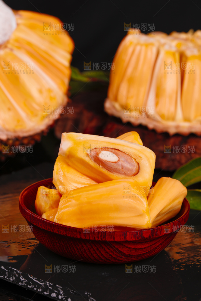 碟子里装着越南红心菠萝蜜