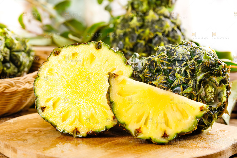 木板上放着泰国小菠萝