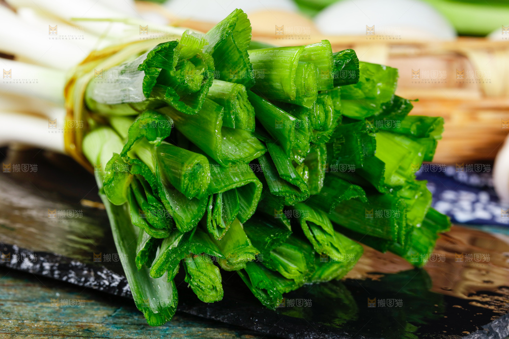 深底上的蒜苗