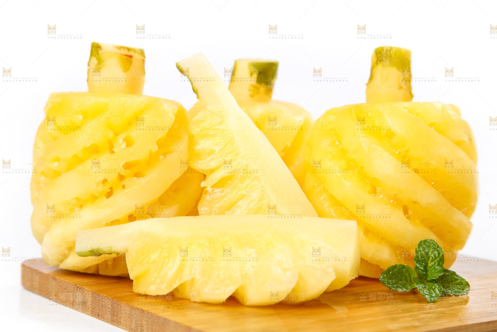 木板上摆放着泰国迷你小菠萝