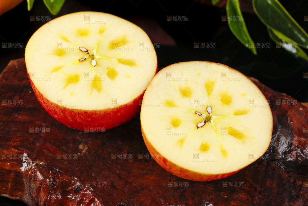 木板上放着云南昭通丑苹果