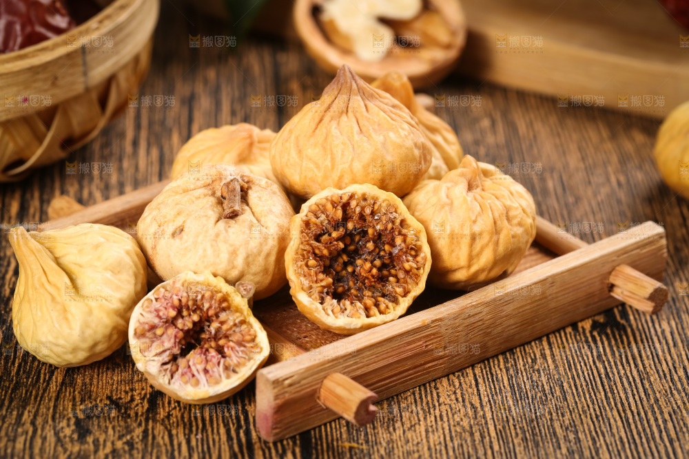 木板上的土耳其无花果干