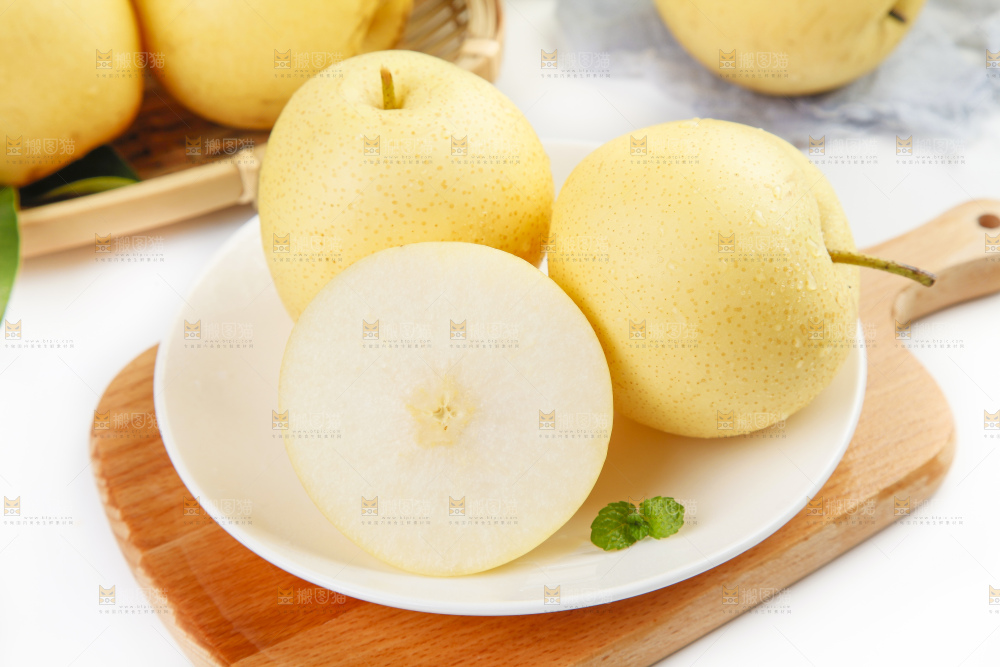 盘子里装着新鲜梨子