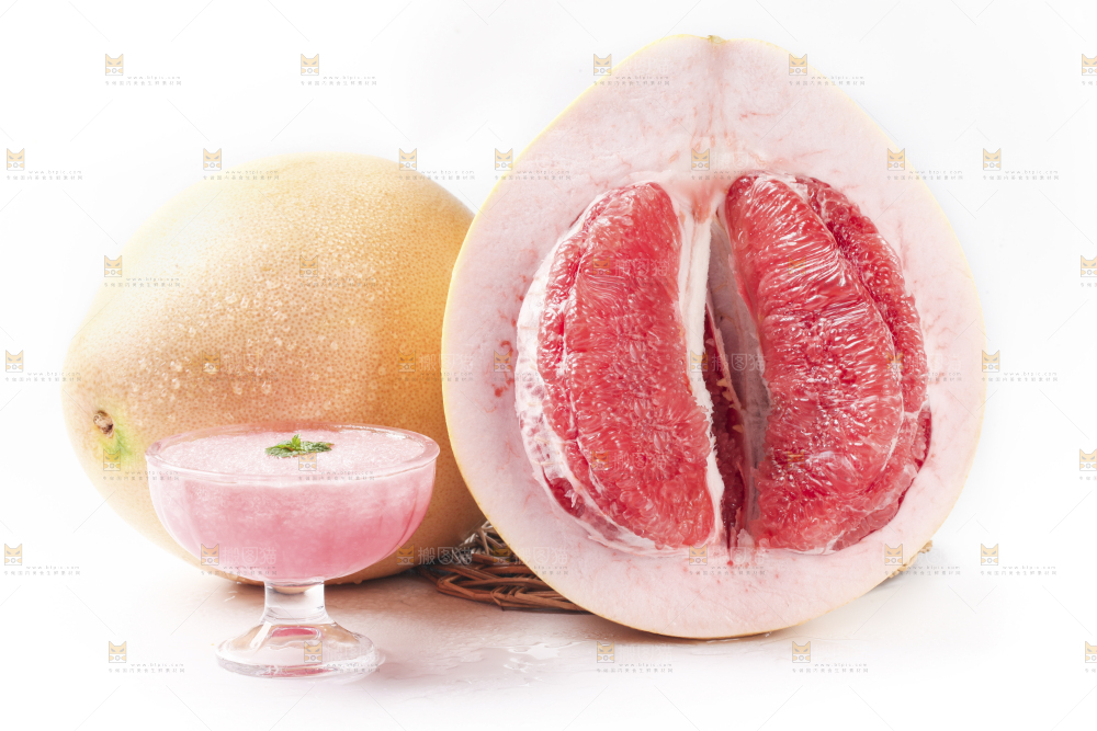 白底上的新鲜柚子