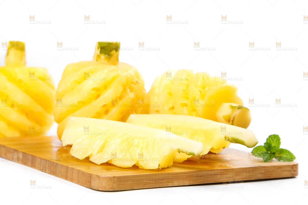 木板上摆放着泰国迷你小菠萝