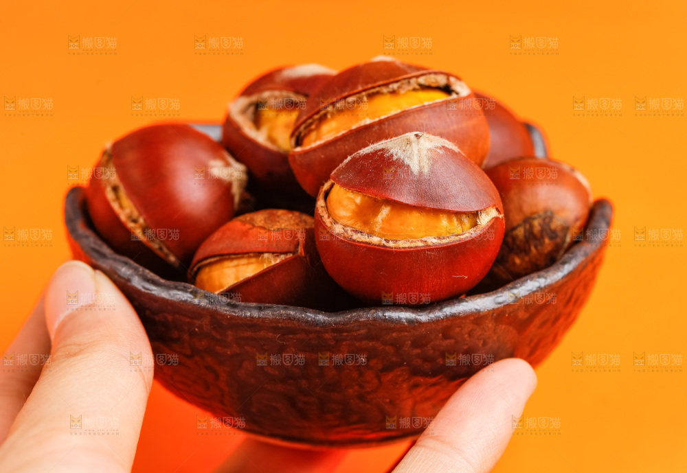 黄底上放着生板栗