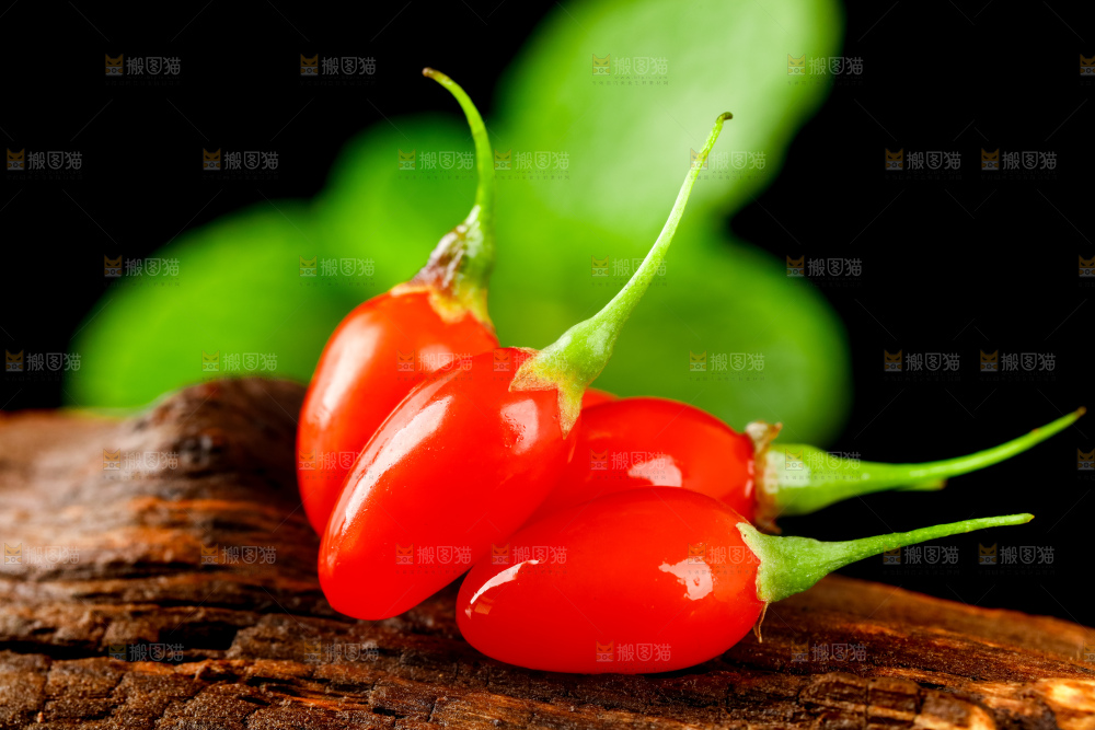 黑底上的新鲜枸杞