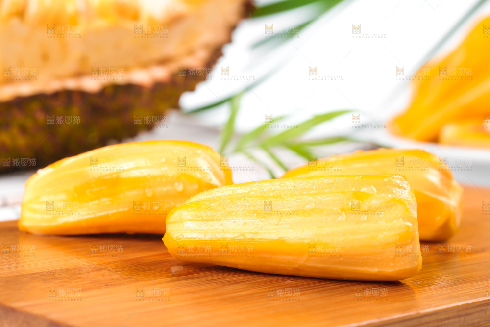 木板上放着新鲜菠萝蜜