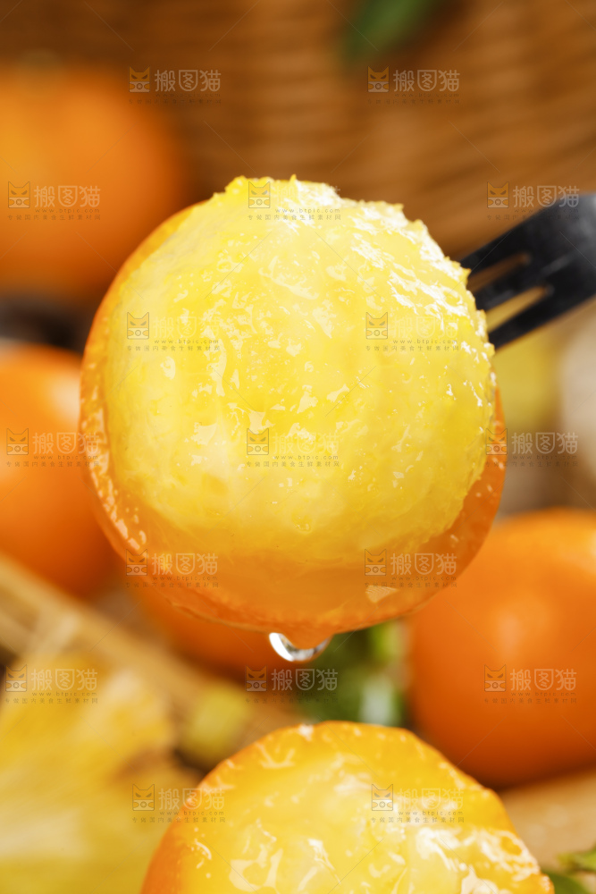 木板上的新鲜金钱桔