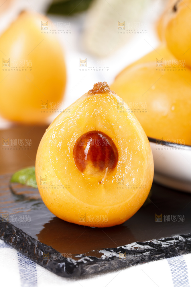 黑石板上的米易枇杷