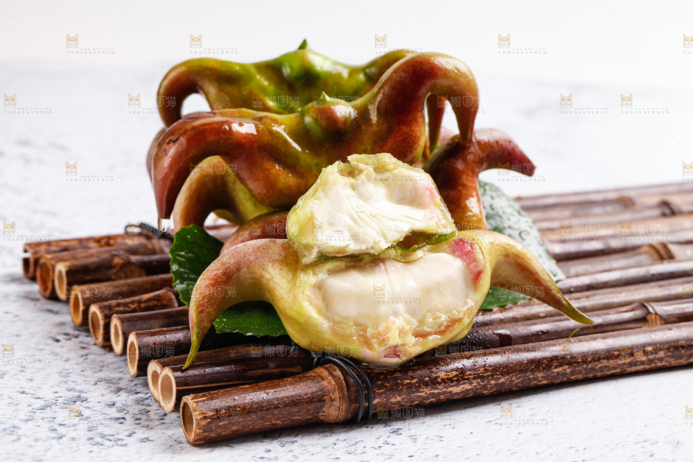 竹底上的新鲜菱角