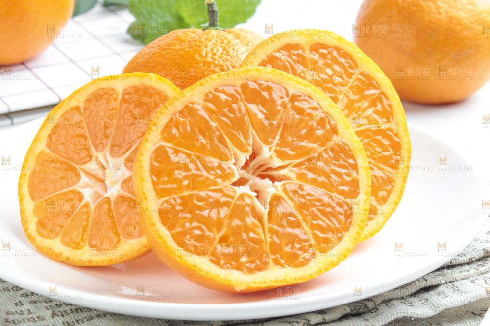 盘子里装着柑橘