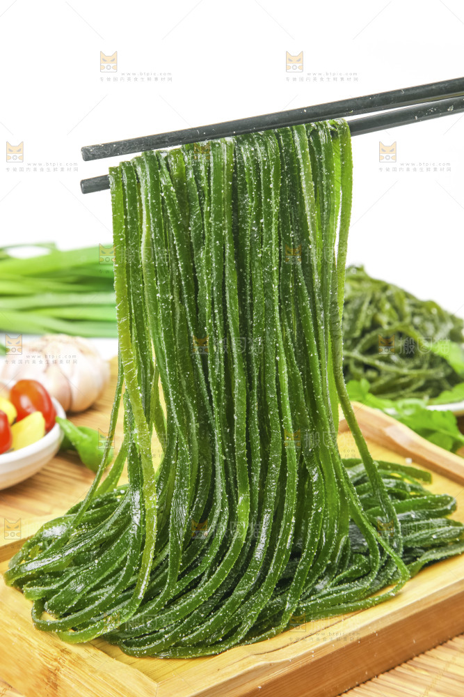 筷子上夹着海带