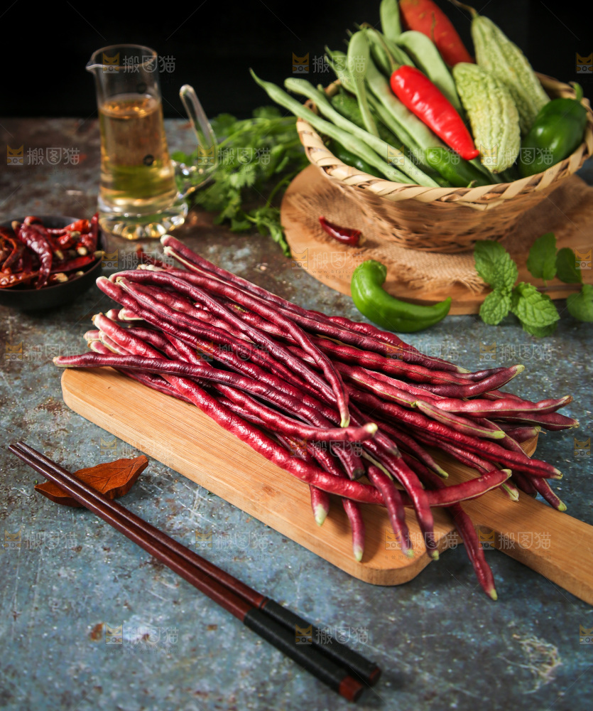 盘子里的紫豆角