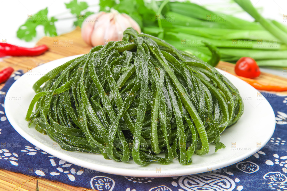 盘子里装着野生海带