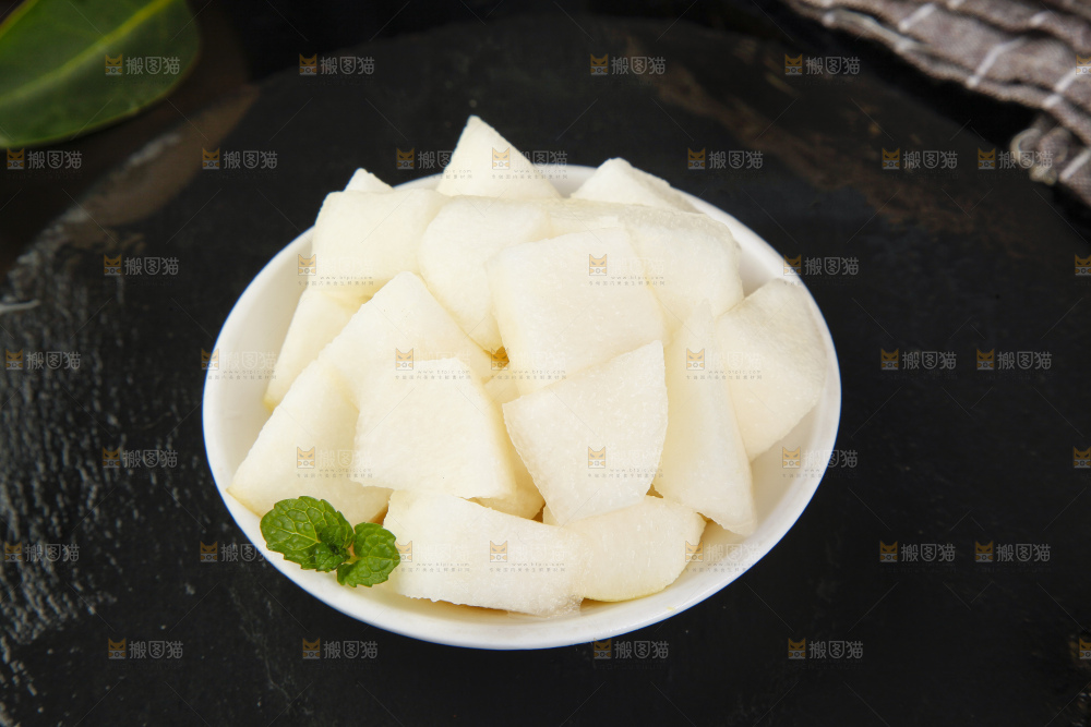 碟子里装着梨子果肉