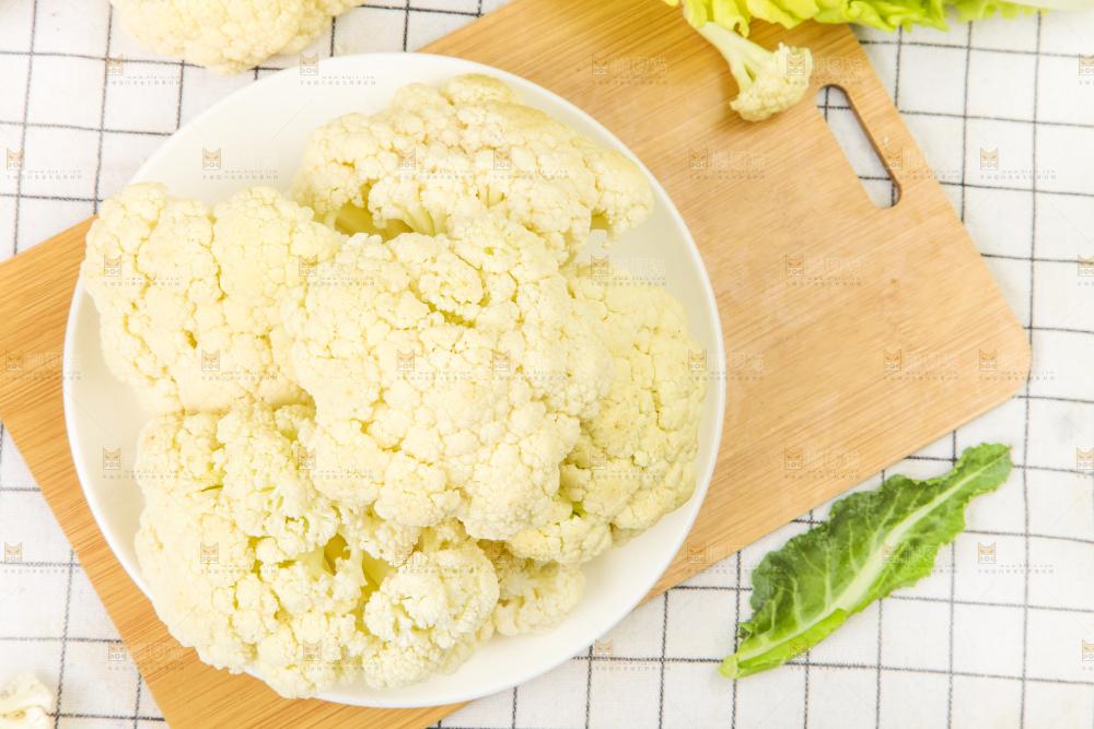 木板上放着椰菜花