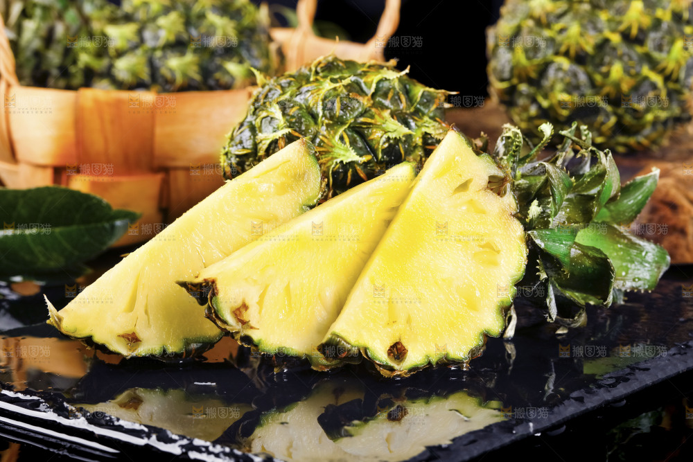 黑石板上的泰国香水小菠萝