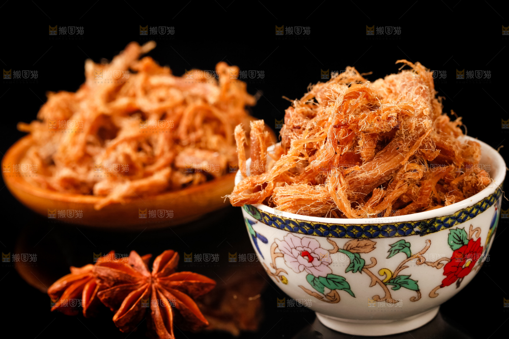 黑底上放着手撕肉干