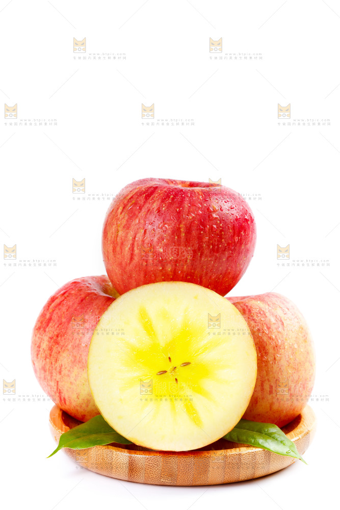 白底上放着阿克苏冰糖心苹果