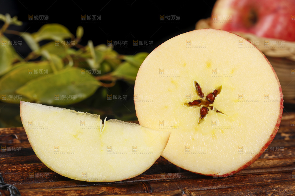 深底上放着条纹苹果