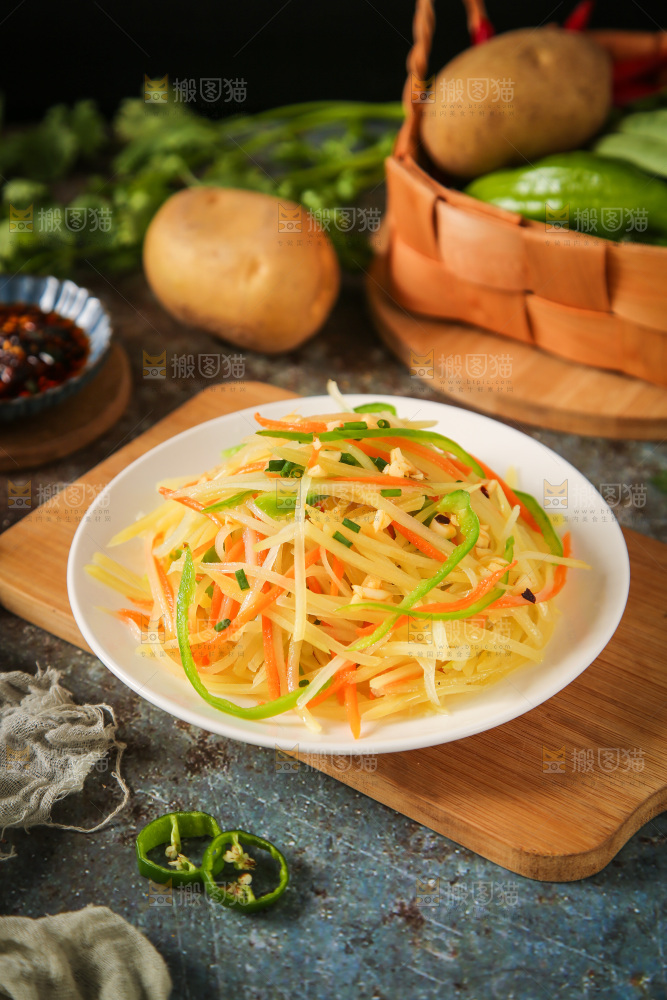 盘子里装着炒土豆丝