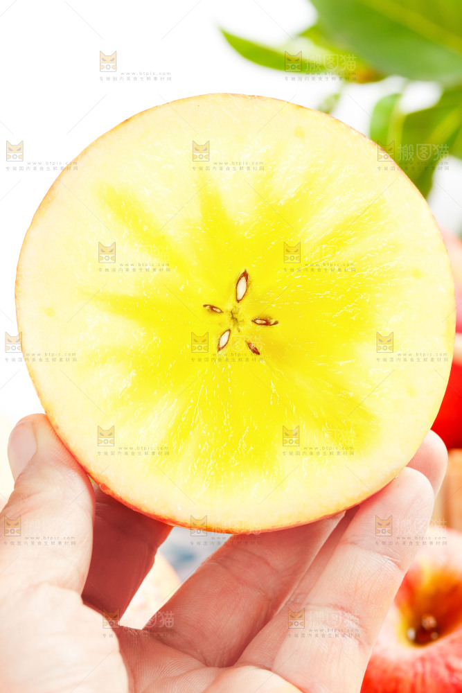 手里拿着新鲜苹果