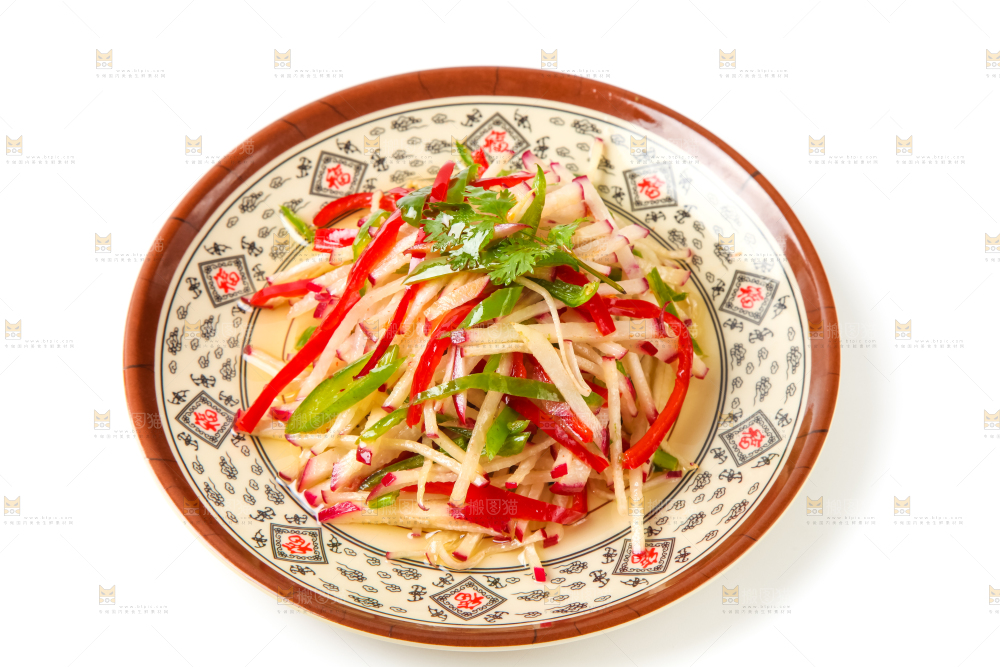 盘子里装着炒萝卜丝