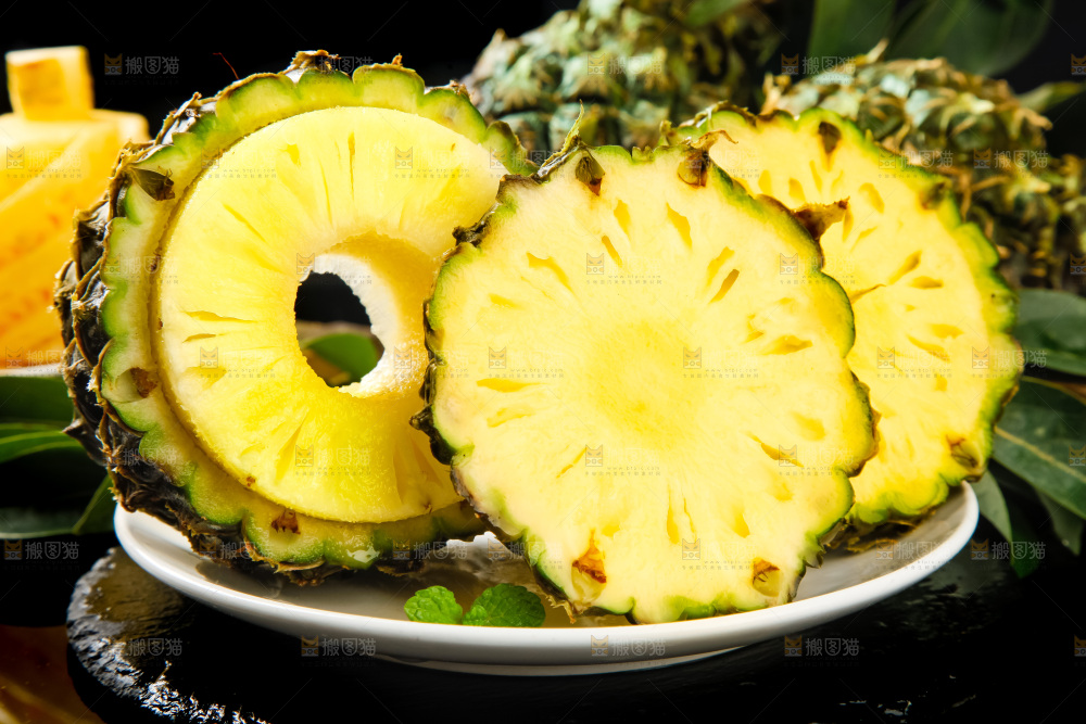 盘子里的新鲜小菠萝