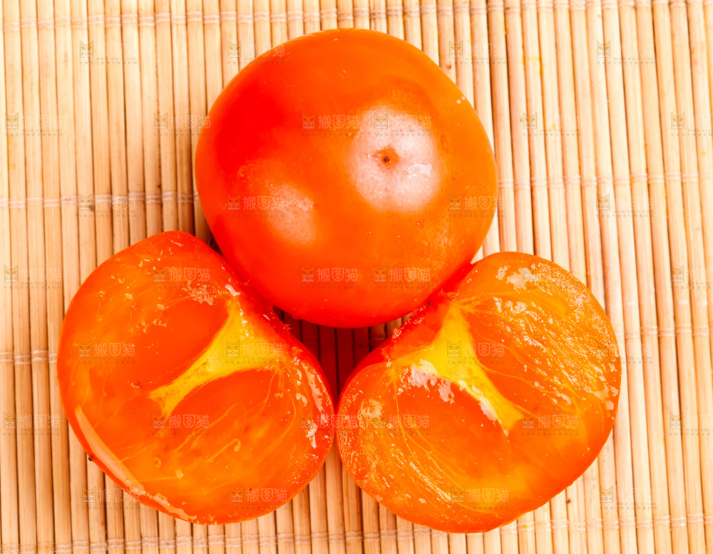 竹底上的柿子