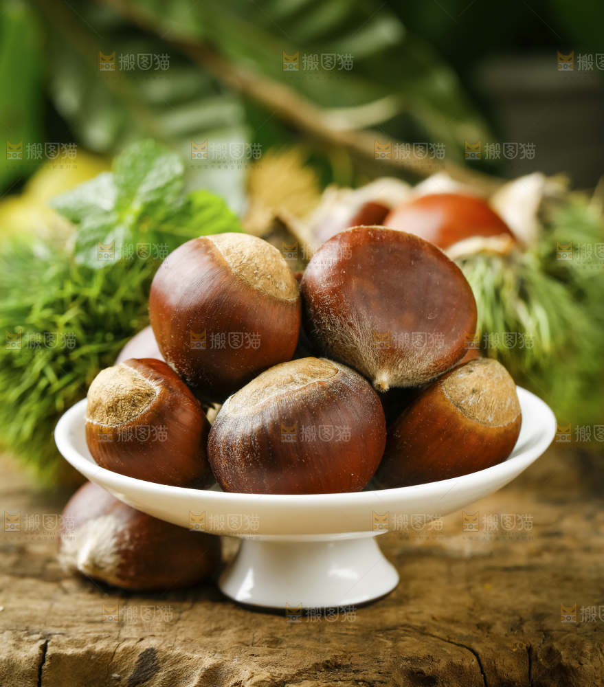 碟子里放着板栗