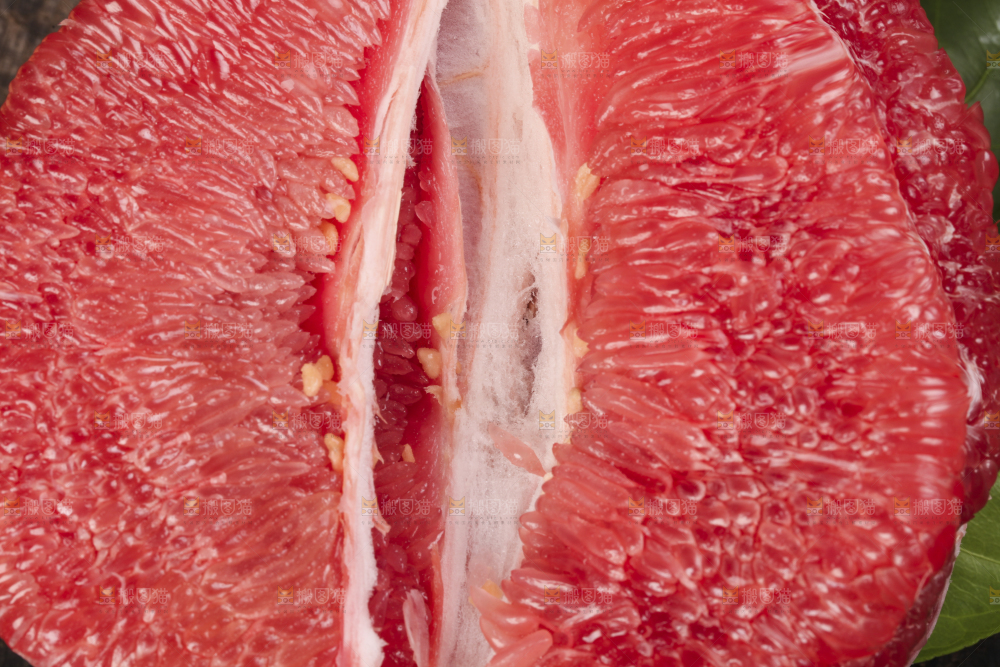 木底上的红心柚果肉