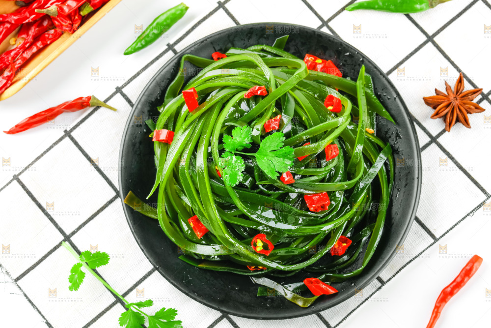 盘子里的凉拌海带丝