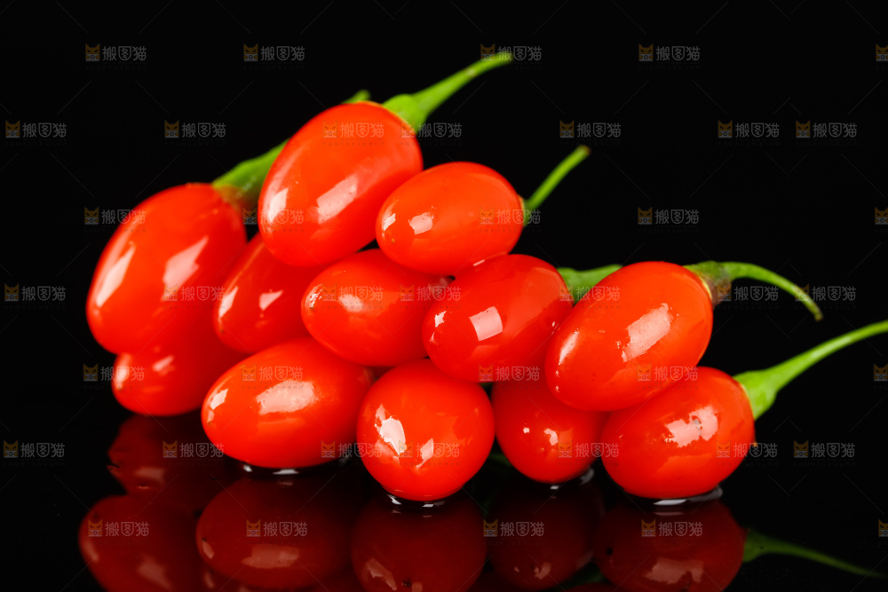 黑底上的新鲜枸杞