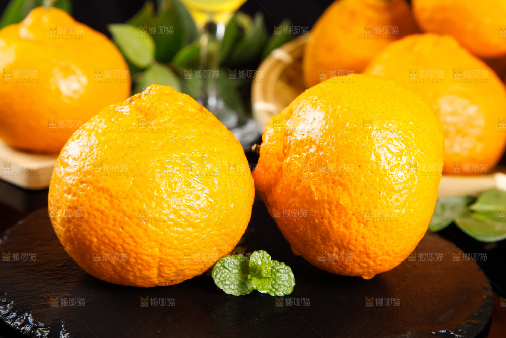 黑石板上的不知火丑橘