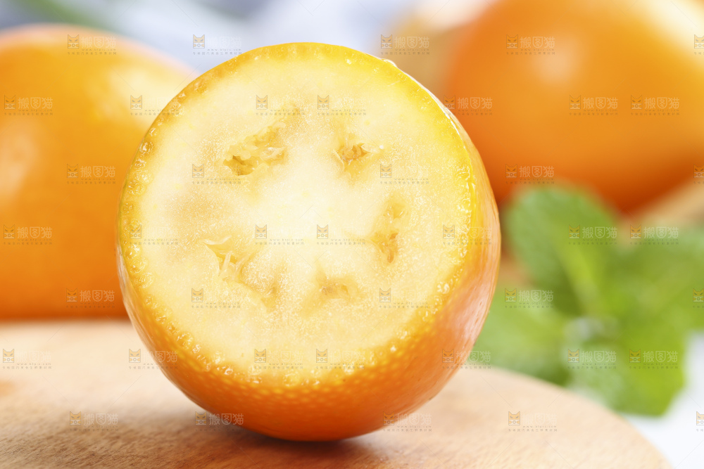 木板上放着广西金钱橘