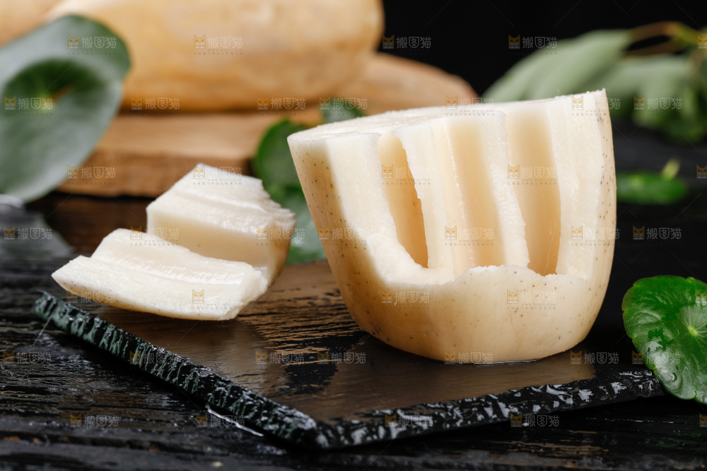 黑底上的粉莲藕