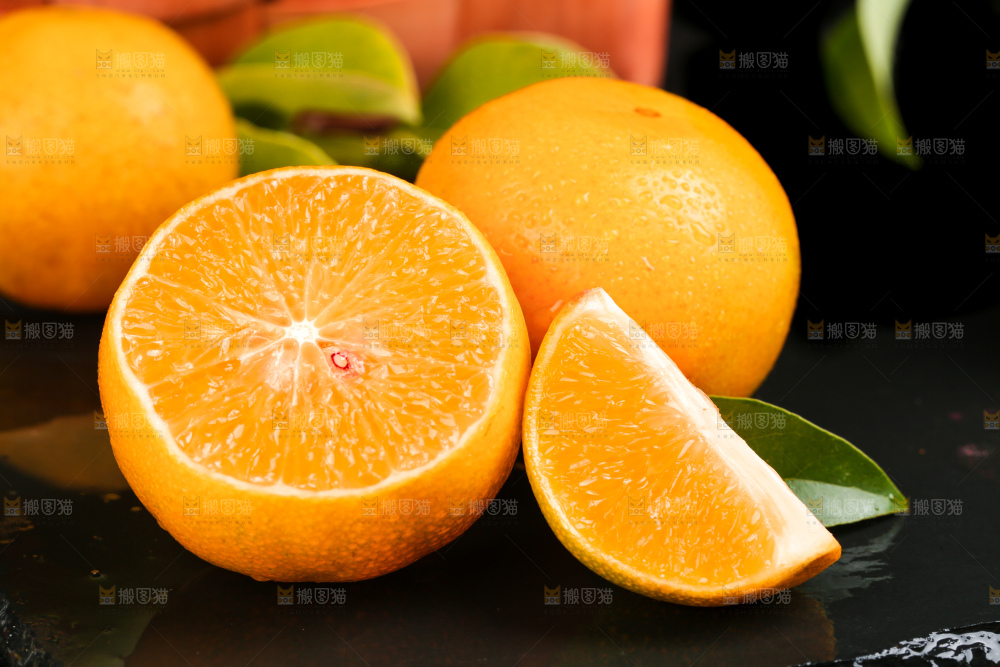 黑底上切开的武鸣皇帝柑