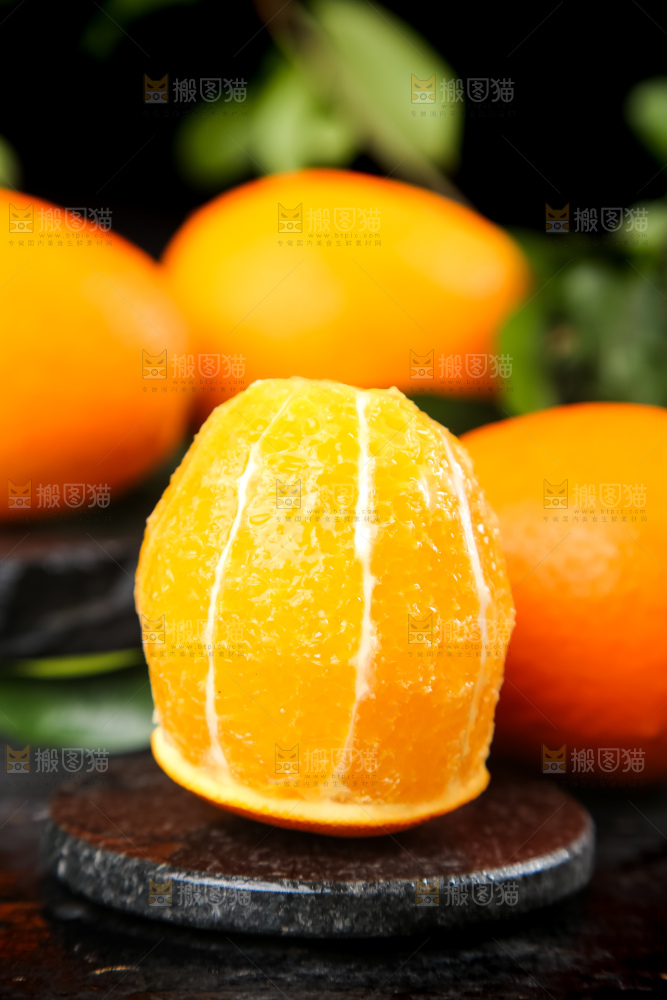 黑石板上摆放着长虹脐橙
