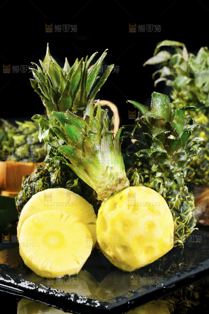 黑石板上的泰国香水小菠萝