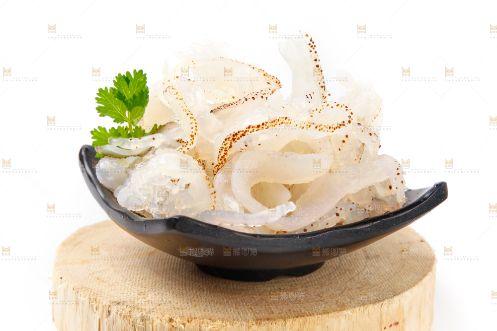 碗里装着海蜇丝