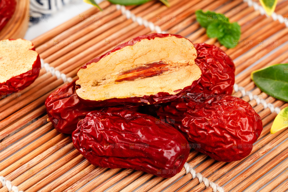 竹底上摆放着干红枣