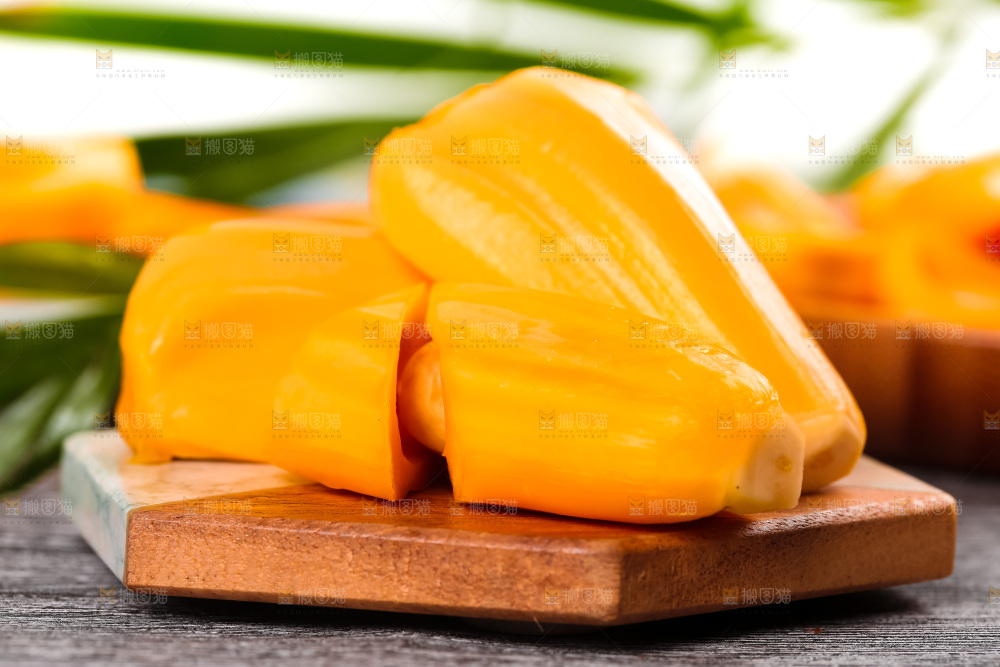 木底上的越南红心菠萝蜜