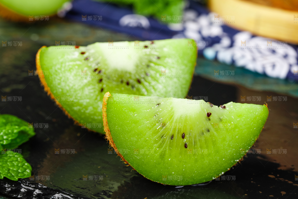 黑石板上放着奇异果