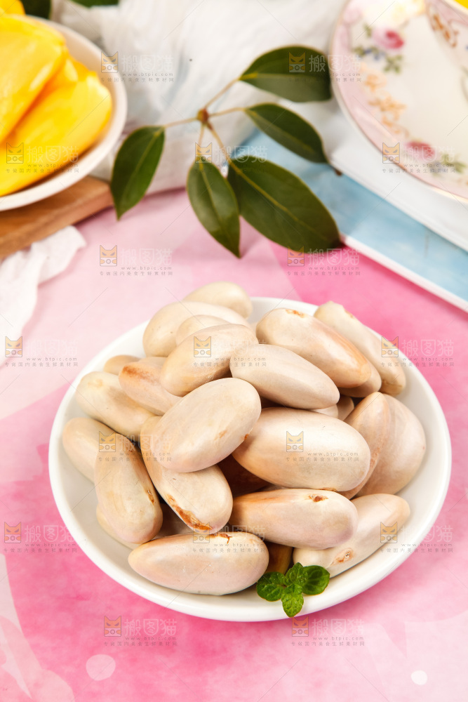 盘子里装着菠萝蜜籽