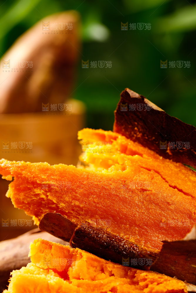 盘子里装着红心蜜薯
