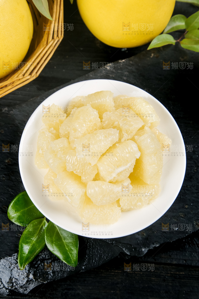 黑石板上的白心柚子