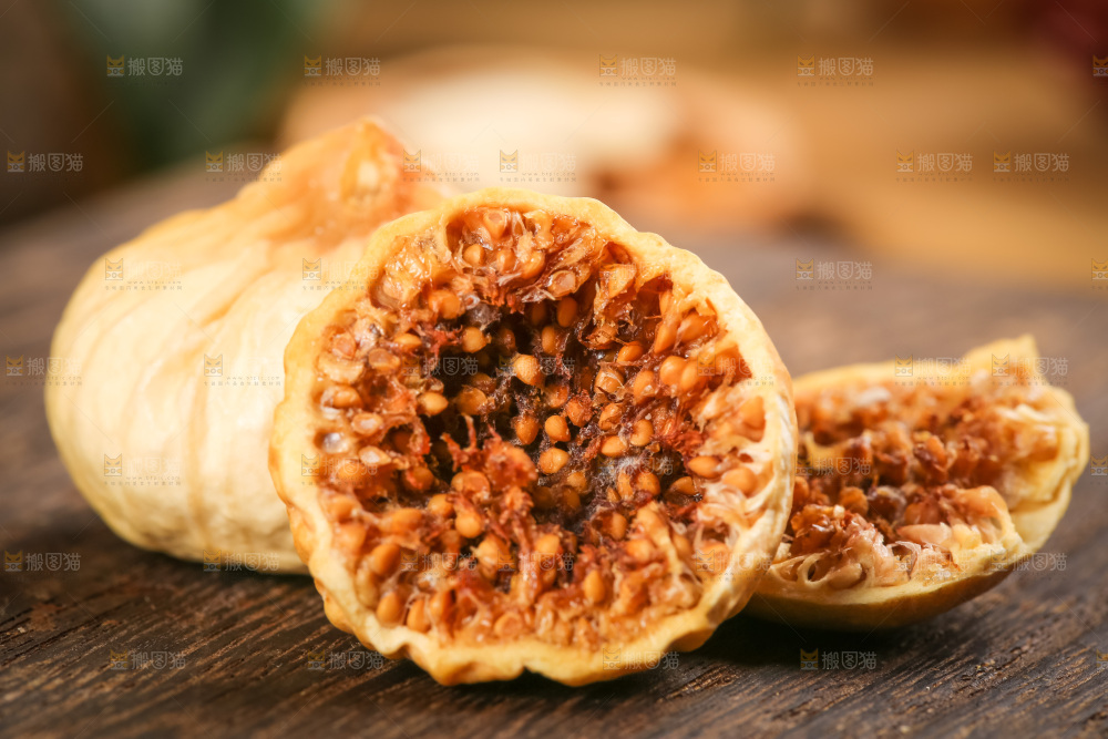 木板上的土耳其无花果干